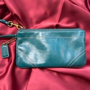 Coach Vintage Teal Patent Leather Wristlet 🩱